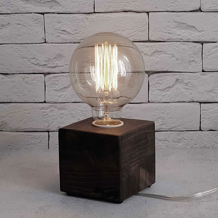 Светильник из бука с круглой лампой Эдисона