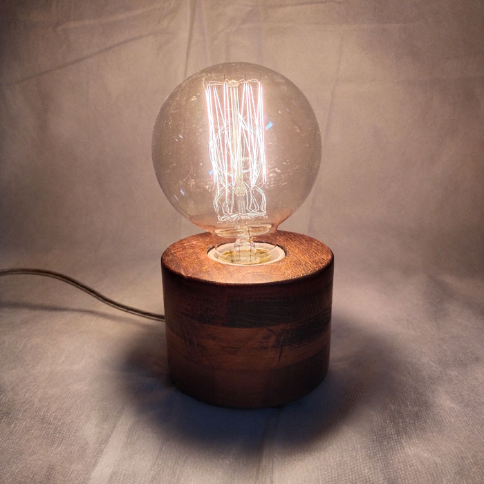 Светильник из бука с круглым основанием и лампой Эдисона (шар)